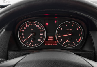 Подержанный автомобиль BMW X1 2014 года (17 фото)