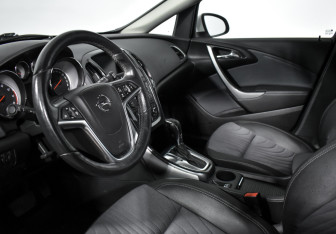 Подержанный автомобиль Opel Astra Hatchback 2014 года (9 фото)