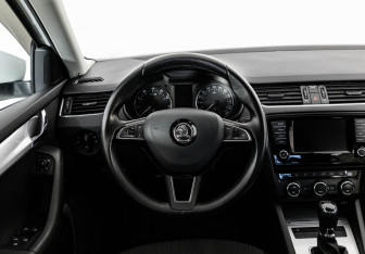 Подержанный автомобиль Skoda Octavia Liftback 2016 года (11 фото)