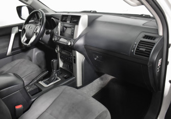 Подержанный автомобиль Toyota Land Cruiser Prado 2010 года (12 фото)