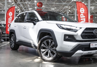 Подержанный автомобиль Toyota RAV4 2023 года (8 фото)