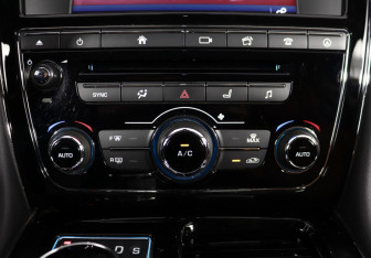 Подержанный автомобиль Jaguar XJ 2016 года (62 фото)