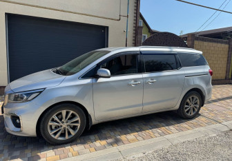 Подержанный автомобиль Kia Carnival 2019 года (5 фото)