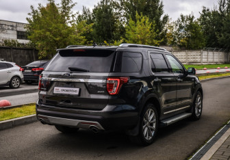 Подержанный автомобиль Ford Explorer 2017 года (6 фото)