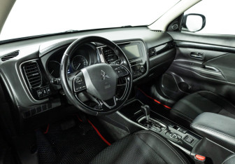 Подержанный автомобиль Mitsubishi Outlander 2019 года (11 фото)