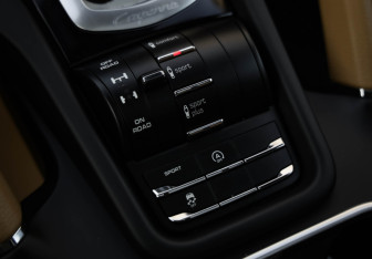 Подержанный автомобиль Porsche Cayenne 2015 года (25 фото)