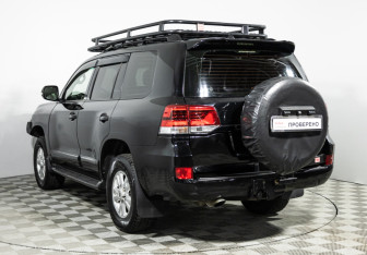 Подержанный автомобиль Toyota Land Cruiser Suv 2008 года (7 фото)