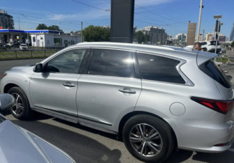 Подержанный автомобиль Infiniti QX60 2018 года (8 фото)