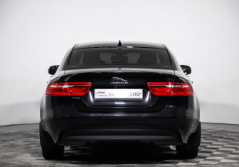 Подержанный автомобиль Jaguar XE 2016 года (6 фото)