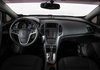 Подержанный автомобиль Opel Astra Hatchback 2012 года (10 фото)