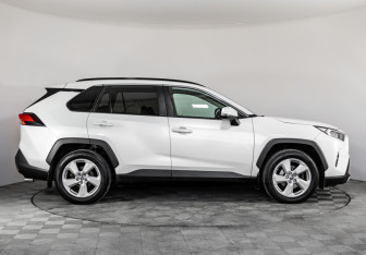 Подержанный автомобиль Toyota RAV4 2020 года (5 фото)