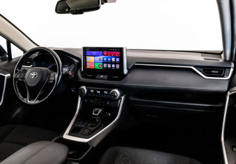 Подержанный автомобиль Toyota RAV4 2020 года (11 фото)