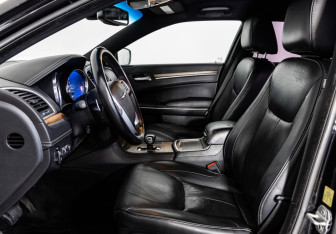 Подержанный автомобиль Chrysler 300C Sedan 2012 года (26 фото)