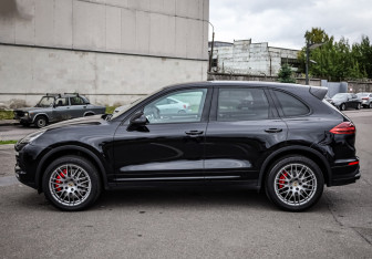 Подержанный автомобиль Porsche Cayenne 2014 года (10 фото)