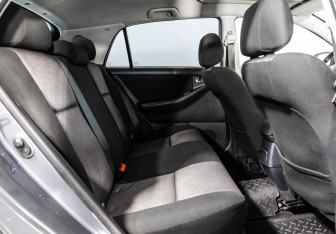 Подержанный автомобиль Toyota Corolla Hatchback 2006 года (17 фото)