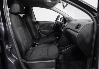 Подержанный автомобиль Volkswagen Polo Sedan 2016 года (18 фото)