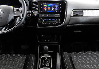 Подержанный автомобиль Mitsubishi Outlander 2018 года (14 фото)