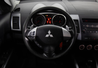 Подержанный автомобиль Mitsubishi Outlander 2006 года (6 фото)