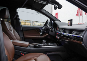 Подержанный автомобиль Audi Q7 2015 года (33 фото)