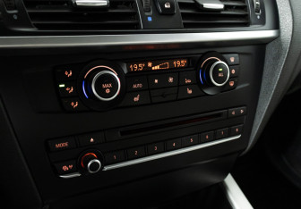 Подержанный автомобиль BMW X3 2010 года (17 фото)