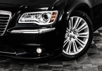 Подержанный автомобиль Chrysler 300C Sedan 2012 года (3 фото)