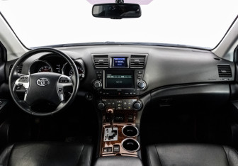 Подержанный автомобиль Toyota Highlander 2012 года (10 фото)