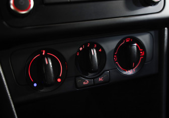 Подержанный автомобиль Volkswagen Polo Sedan 2011 года (13 фото)