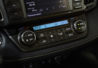 Подержанный автомобиль Toyota RAV4 2013 года (16 фото)
