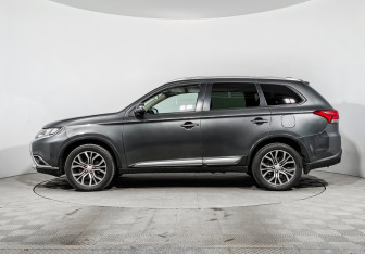 Подержанный автомобиль Mitsubishi Outlander 2017 года (8 фото)
