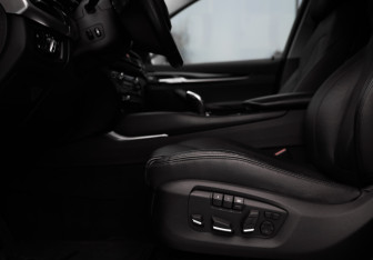 Подержанный автомобиль BMW X6 2016 года (23 фото)