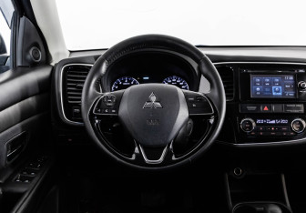 Подержанный автомобиль Mitsubishi Outlander 2015 года (12 фото)