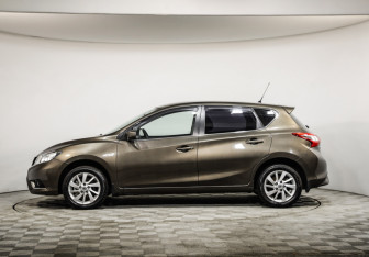 Подержанный автомобиль Nissan Tiida Hatchback 2015 года (8 фото)