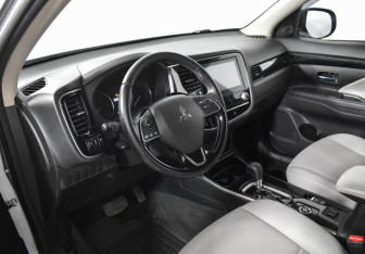 Подержанный автомобиль Mitsubishi Outlander 2022 года (9 фото)