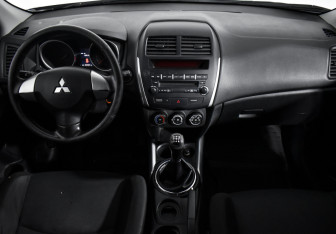 Подержанный автомобиль Mitsubishi ASX 2011 года (15 фото)