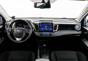 Подержанный автомобиль Toyota RAV4 2017 года (10 фото)