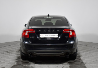Подержанный автомобиль Volvo S60 2013 года (6 фото)