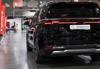 Подержанный автомобиль Kia Carnival 2023 года (10 фото)