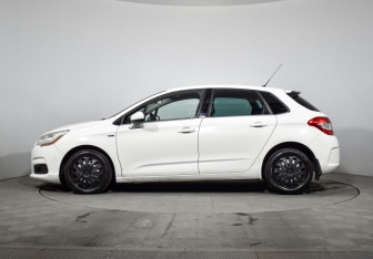 Подержанный автомобиль Citroen C4 Hatchback 2011 года (8 фото)