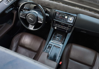 Подержанный автомобиль Jaguar F-Pace 2016 года (18 фото)