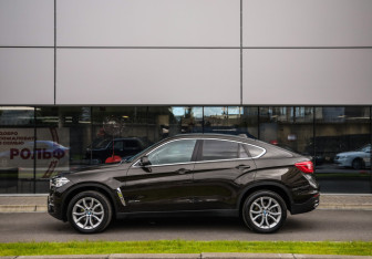 Подержанный автомобиль BMW X6 2015 года (9 фото)