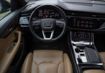 Подержанный автомобиль Audi Q8 2018 года (12 фото)