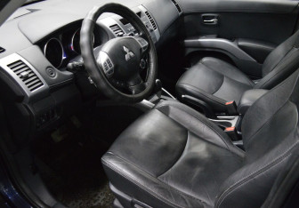 Подержанный автомобиль Mitsubishi Outlander 2012 года (10 фото)