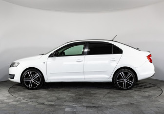 Подержанный автомобиль Skoda Rapid Liftback 2015 года (8 фото)