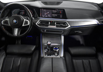 Подержанный автомобиль BMW X5 2018 года (15 фото)