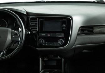 Подержанный автомобиль Mitsubishi Outlander 2016 года (14 фото)
