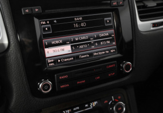 Подержанный автомобиль Volkswagen Touareg 2012 года (14 фото)