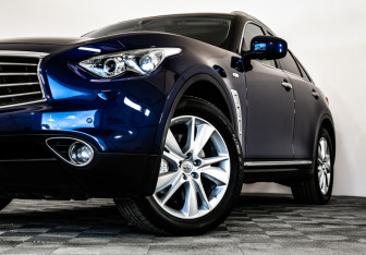 Подержанный автомобиль Infiniti QX70 2013 года (2 фото)