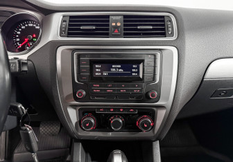 Подержанный автомобиль Volkswagen Jetta Sedan 2018 года (18 фото)