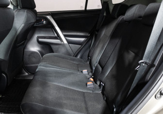 Подержанный автомобиль Toyota RAV4 2018 года (10 фото)