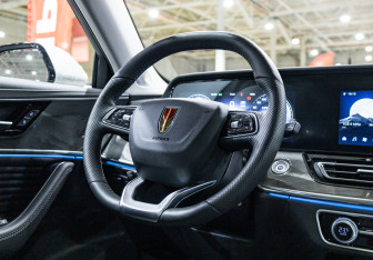 Подержанный автомобиль Hongqi HS5 2024 года (14 фото)